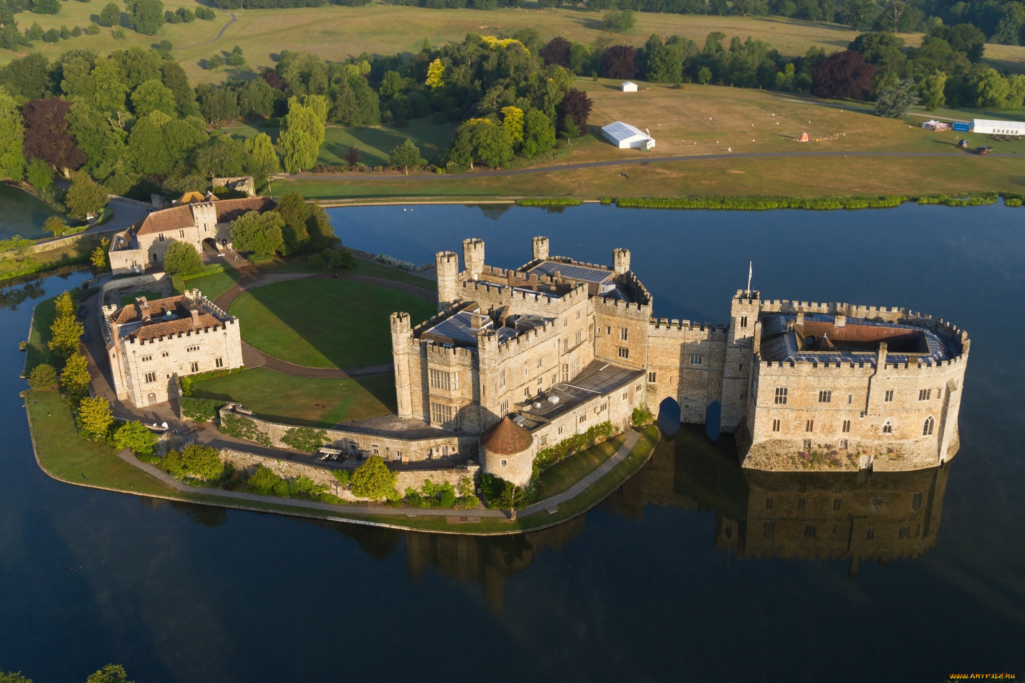 British castles. Замок Лидс (Leeds Castle). Замок Лидс в Кенте. Графство Кент Англия. Лидс Кастл в Англии.